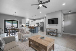 New Luxury Home 3blck from Main St with FirePit